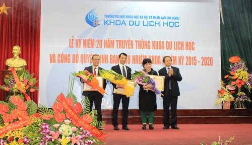 GS.TS.Nguyễn Văn Khánh - Hiệu trưởng Trường Đại học Khoa học Xã hội và Nhân văn trao Bằng khen cho tập thể Khoa Du lịch học và PGS.TS.Trần Thúy Anh